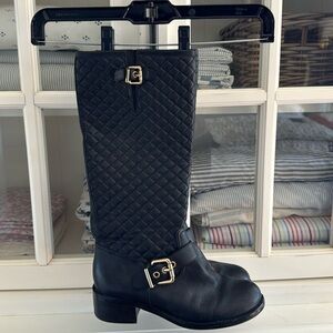 GUC women’s Vince Kamuto black leather boots. Quilted with gold accents✨ sz 7.5